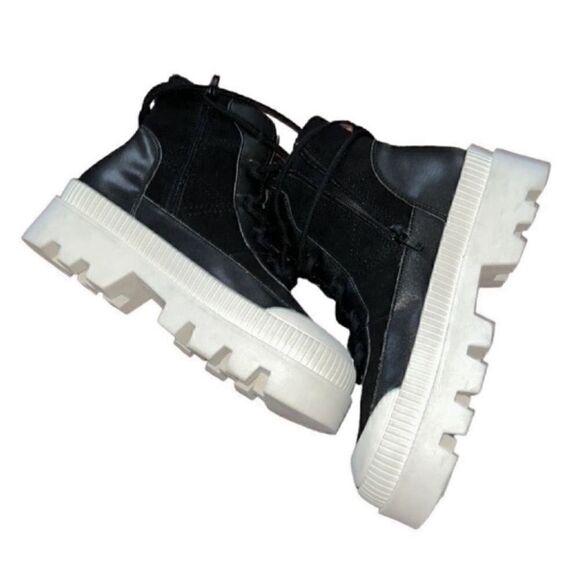 Gianni Bini Black Platform Leather Booties(Size 8M) - Picture 8 of 8